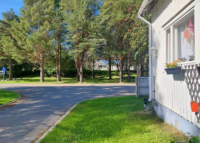 Half A House W/your Own Door, 60m2 *