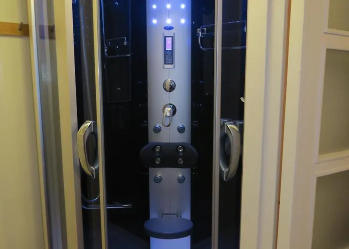 Half A House W/your Own Door, 60m2 Διαμέρισμα *